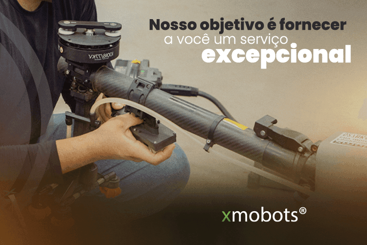Imagen de un dron recibiendo mantenimiento con las palabras: "nuestro objetivo es ofrecerle un servicio excepcional". 
