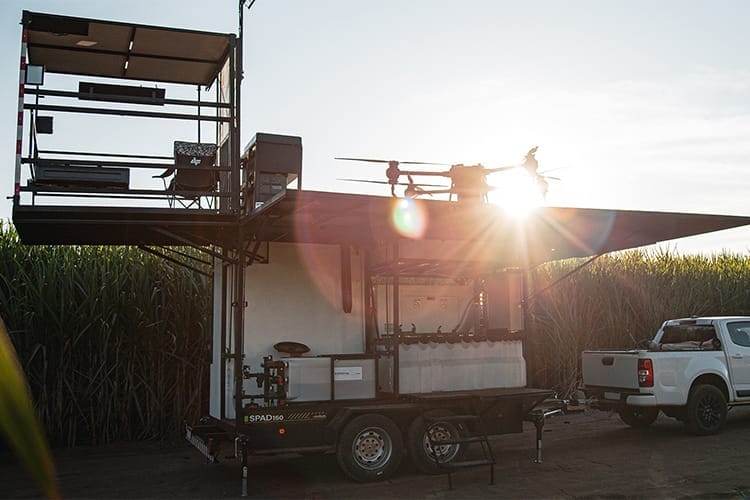 Foto do SPAD 150 aberto com tanques de insumos, misturador de calda e drone de pulverização.